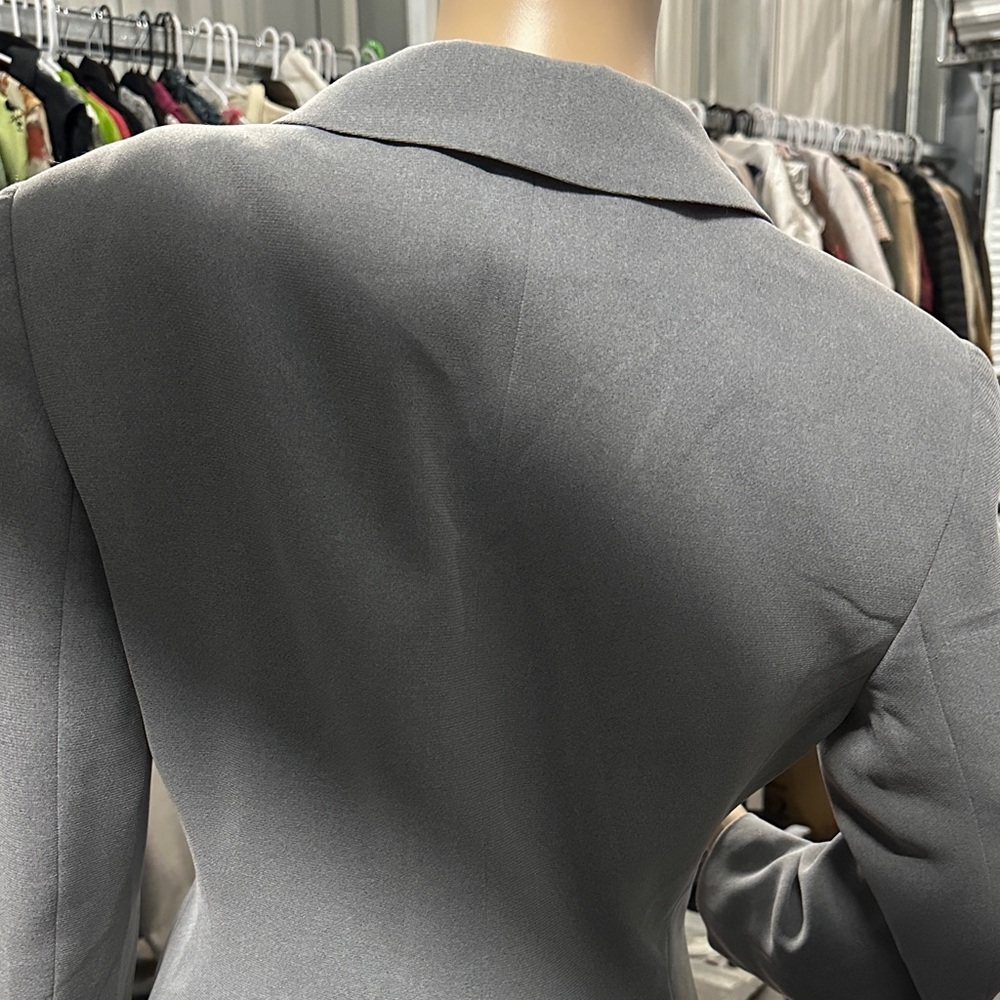 Larry Levine women’s Gray Long Taylored Blazer with decorative buttons size 6 - Picture 5 of 8